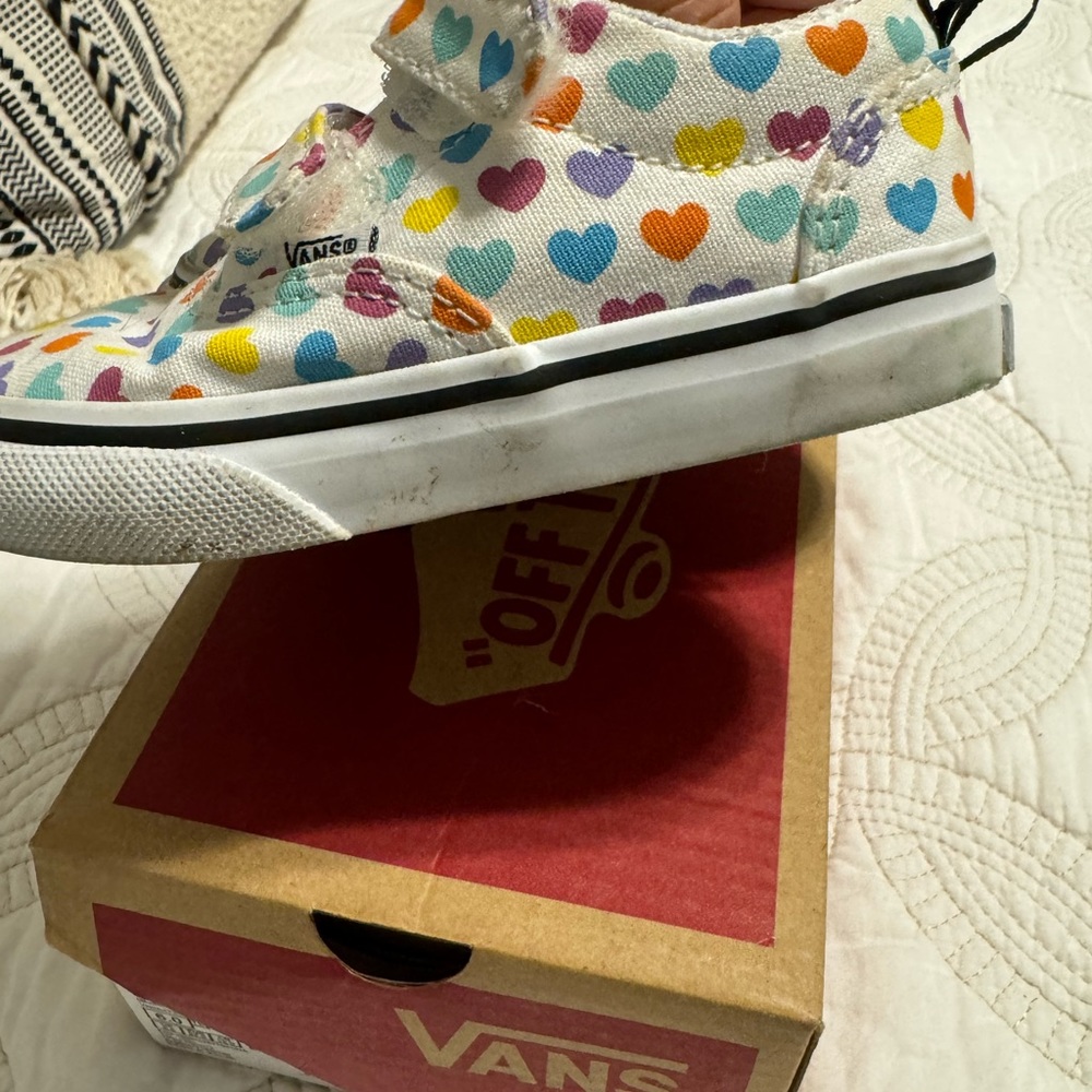 White hearted Vans - Picture 5 of 8